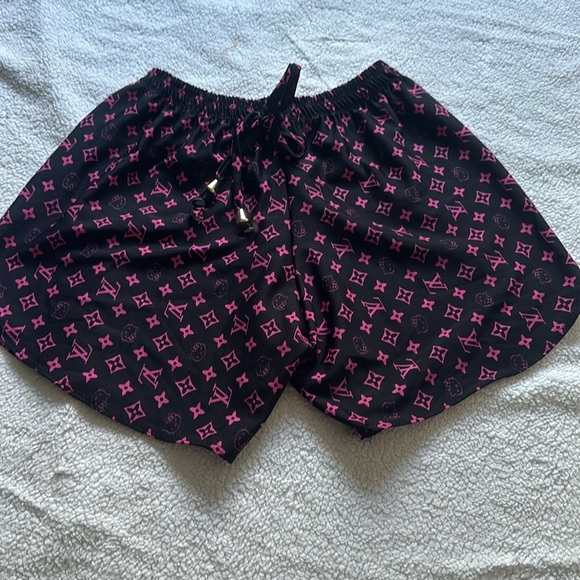 New LV/ Hello Kitty short set
Bin #1 - Picture 4 of 5